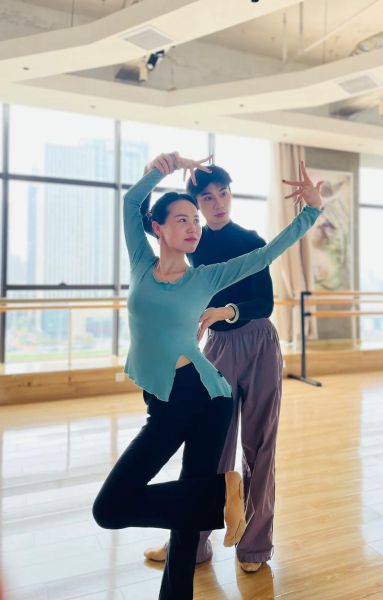 舞蹈艺考培训哪家好_零基础学舞蹈多久能学会