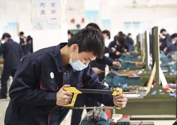 钳工未来就业前景怎么样_钳工工资一般多少