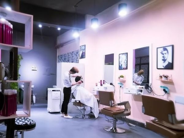 美发店加盟赚钱吗_新手开美发店需要准备什么