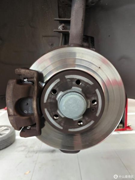 汽车刹车片多久换一次_陶瓷刹车片与金属刹车片区别