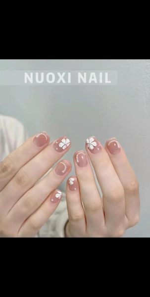 美甲店怎么选颜色_2024流行美甲款式有哪些