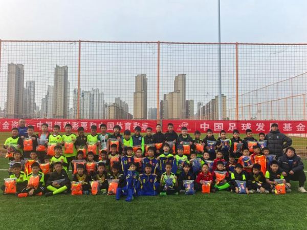 足球青训机构怎么选_足球装备购买渠道有哪些