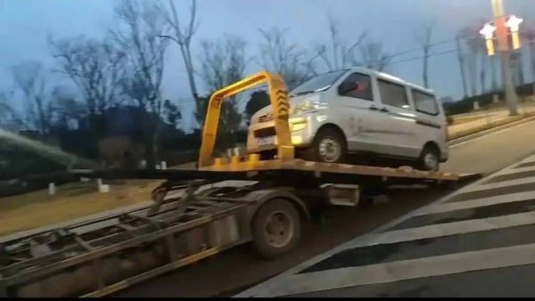 汽车救援服务多少钱_附近24小时拖车电话怎么找