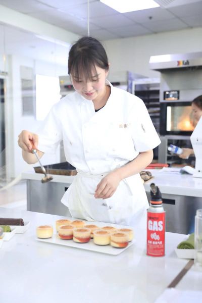 烘焙行业前景怎么样_现在学烘焙还来得及吗